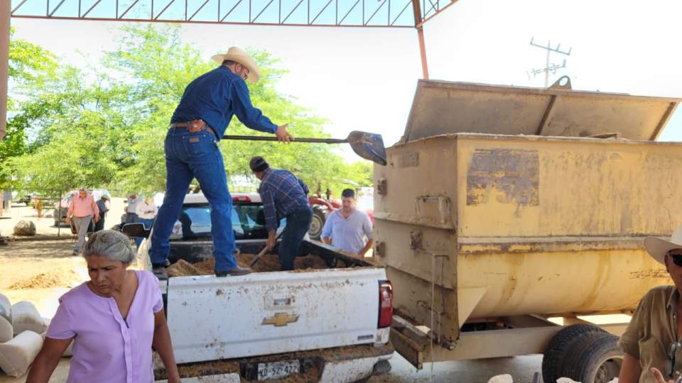 Sagarhpa y UGRS capacitan a ganaderos para conservar bagazo 